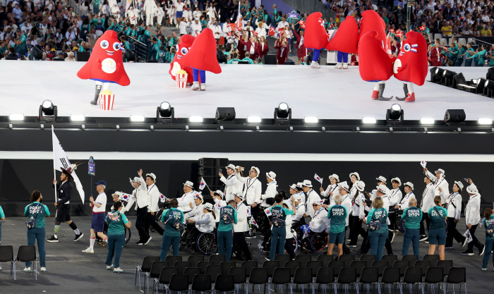  The opening ceremony of the 2024 Paris Paralympics, which expresses the 'completely open competition', marks the 36th entry of the Korean team, led by Choi Yong-beom, dressed as Gonryongpo homage