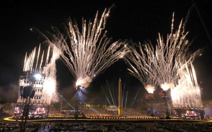  The opening ceremony of the 2024 Paris Paralympics, which expresses the 'completely open competition', marks the 36th entry of the Korean team, led by Choi Yong-beom, dressed as Gonryongpo homage