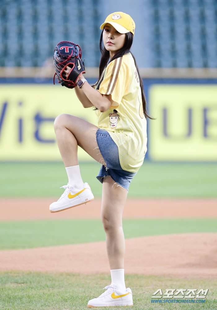  Jung Yu-mi 'First pitch with a strong windup '