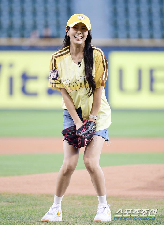  Jung Yu-mi 'Shy first pitch at the ballpark'