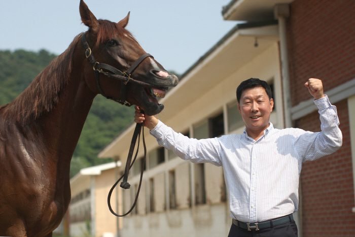  Korean Horse Racing Teacher Kim Young-kwan is the legend of 1,500 wins