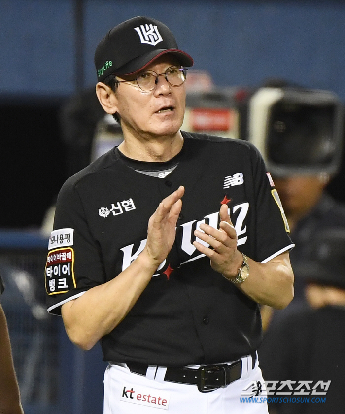 'The starting pitcher is two scoreless innings, so what a substitute.' Quick hook result is... Coach Lee Kang-chul won 11 games in extra time alone 'Starting Joey-hyun played a good role.'