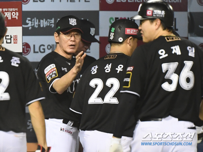 'The starting pitcher is two scoreless innings, so what a substitute.' Quick hook result is... Coach Lee Kang-chul won 11 games in extra time alone 'Starting Joey-hyun played a good role.'