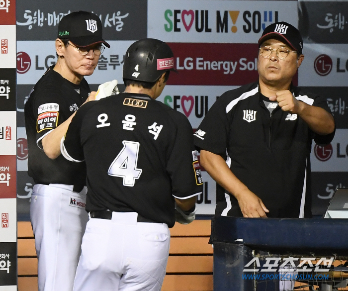 'The starting pitcher is two scoreless innings, so what a substitute.' Quick hook result is... Coach Lee Kang-chul won 11 games in extra time alone 'Starting Joey-hyun played a good role.'