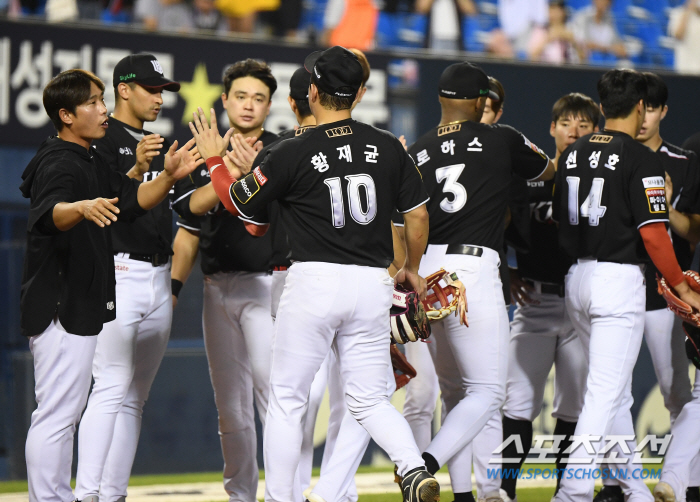 'The starting pitcher is two scoreless innings, so what a substitute.' Quick hook result is... Coach Lee Kang-chul won 11 games in extra time alone 'Starting Joey-hyun played a good role.'