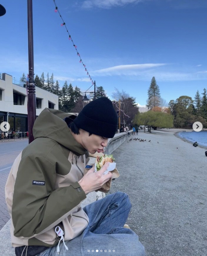 Byeon Woo-seok's face-sized hamburger mukbang → Sitting and Seona pictorial