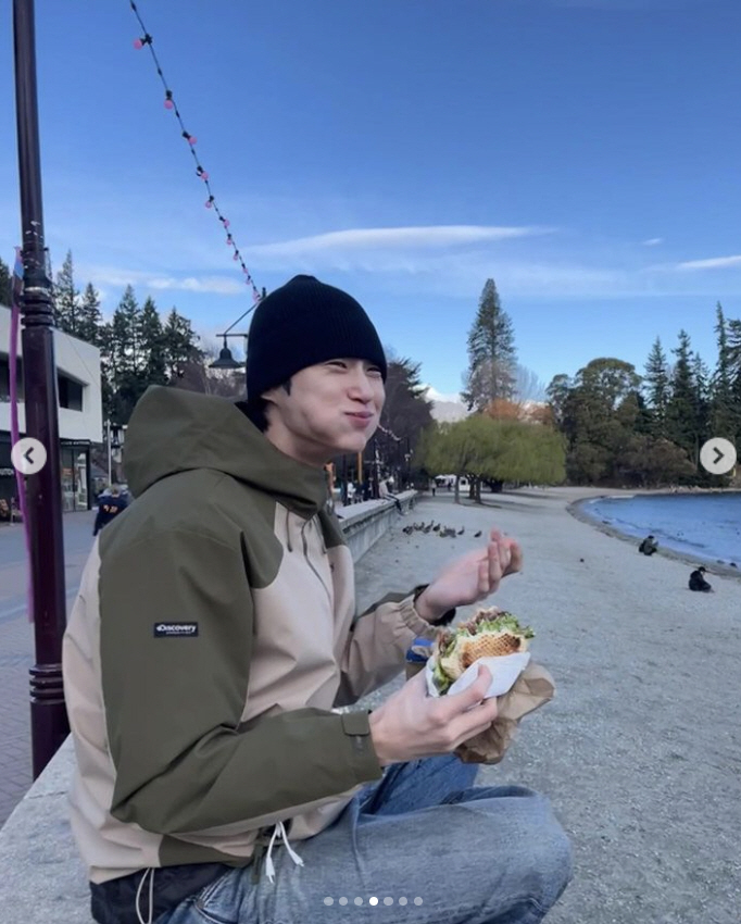 Byeon Woo-seok's face-sized hamburger mukbang → Sitting and Seona pictorial