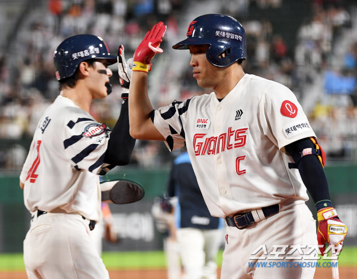 The first game ever! It's past midnight in 2,569 daysIn the end, Lotte is the winner, 14-11 sweat over Hanwha 'Winning Series' 