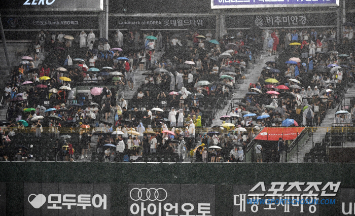 The first game ever! It's past midnight in 2,569 daysIn the end, Lotte is the winner, 14-11 sweat over Hanwha 'Winning Series' 