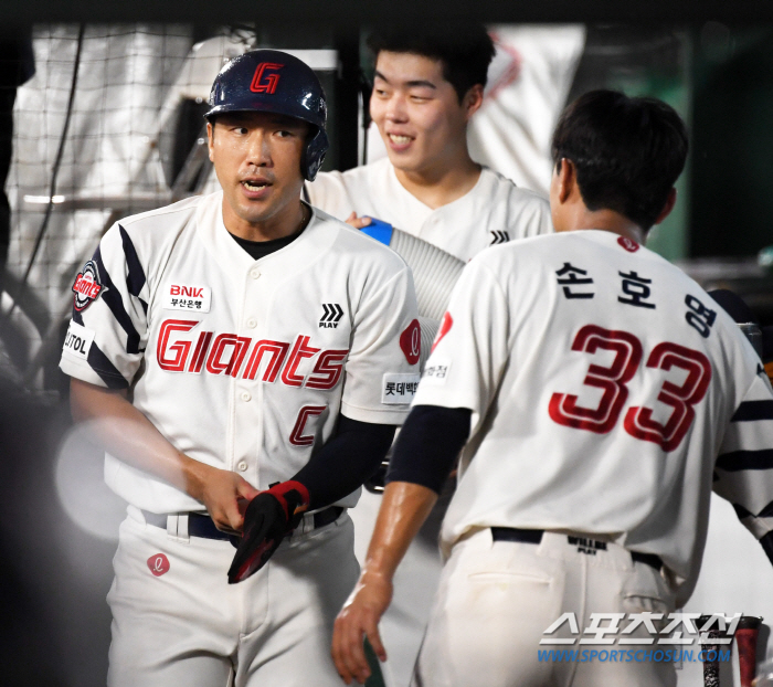 The first game ever! It's past midnight in 2,569 daysIn the end, Lotte is the winner, 14-11 sweat over Hanwha 'Winning Series' 