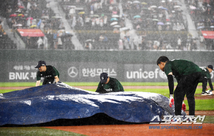 The first game ever! It's past midnight in 2,569 daysIn the end, Lotte is the winner, 14-11 sweat over Hanwha 'Winning Series' 