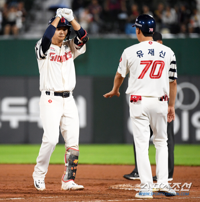 The first game ever! It's past midnight in 2,569 daysIn the end, Lotte is the winner, 14-11 sweat over Hanwha 'Winning Series' 