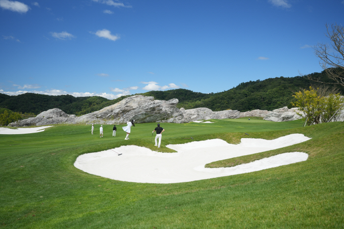 'Golin is also OK, both men and women can win the prize'Pacific Rings Korea hosts a unique amateur golf tournament'Double Golf'