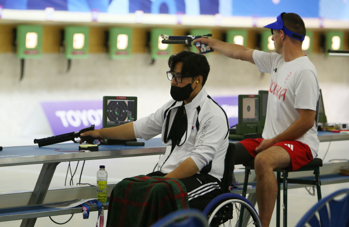  It's the first 金!' Pistol ace Cho Jung-doo wins Korea's first gold medal at the Paris Paralympics