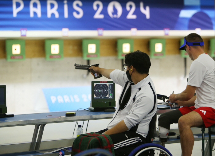  It's the first 金!' Pistol ace Cho Jung-doo wins Korea's first gold medal at the Paris Paralympics