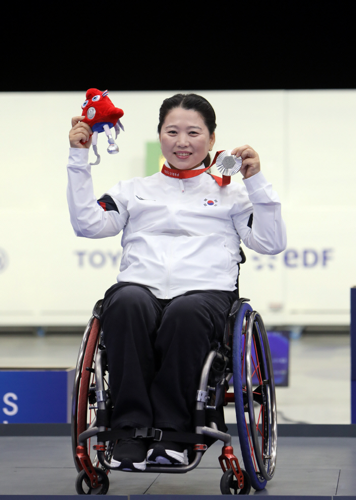  Korean team's first medal, shooting Lee Yun-ri, women's 10m air rifle silver medal