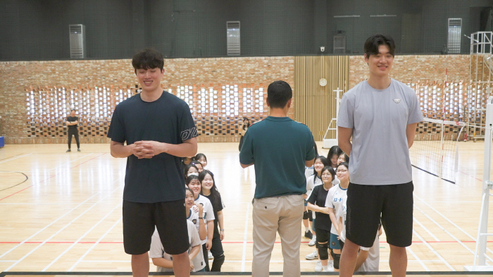 'We founded a volleyball team at Woori Card's invitation'Kim Ji-han, Park Joon-hyuk's special volleyball class. 'I think I'll be a fan forever.'