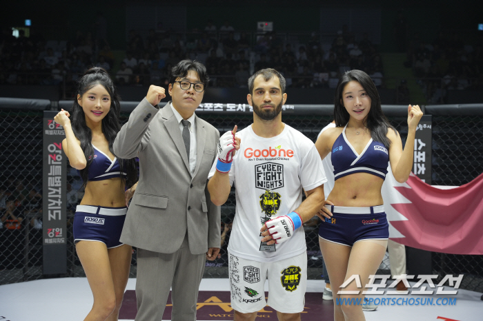 Choi Hwang-yong, deputy director of Ju Won-Tong, awarded the trophy to Magomedov, who won 