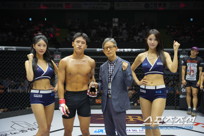 Director Jung Woo-moon of Wonju Jeong Hospital presents a trophy to the victorious King Kim Si-wang 