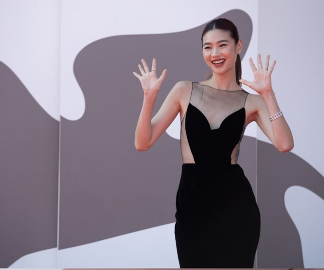 Five Minutes of Standing Ovation' Jung Ho-yeon's First Hollywood Film 'Somebody Knows'Enters Venice Film Festival