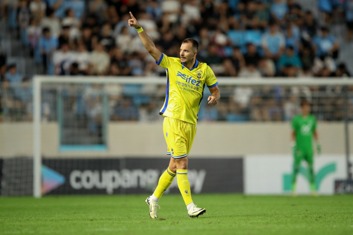 'It came out instinctively.' 'Overhead Kick Wonder Goal' Kim Do-hyuk's Smile Incheon, 2-1 come-from-behind victory over Daegu