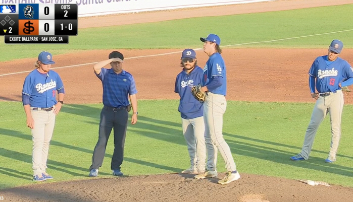 Jang Hyun-seok's left foot twisted → Pitcher coach who was surprised → Replaced after 2 innings, 99-mile prospect Bo Young...Strikeout rate 40.9%