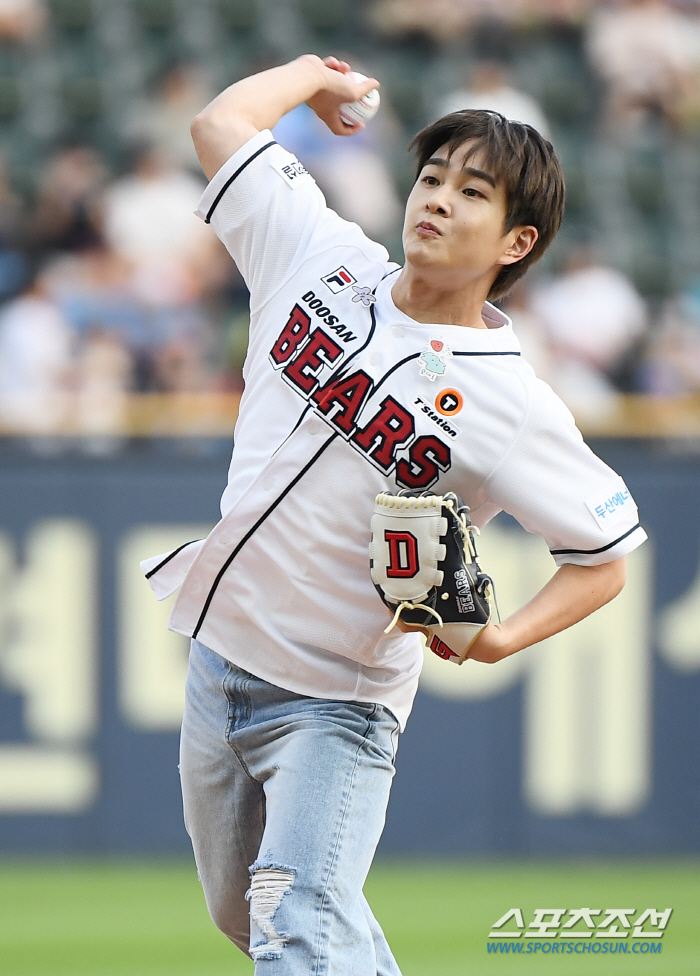  SHINee Onew, Rising Fastball First Pitch