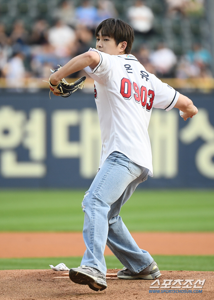  SHINee Onew's great first pitch