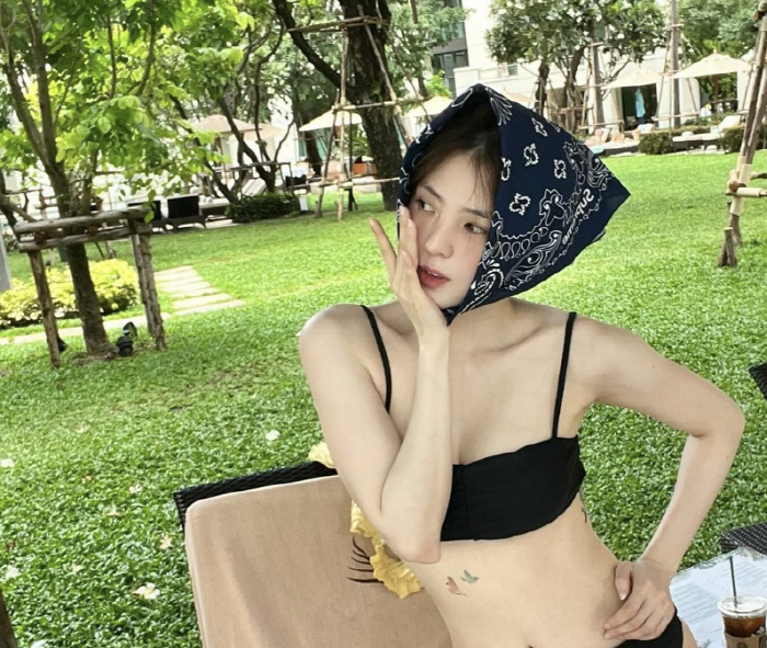  Han So-hee, enjoy the late summer in a bikini..I still have a tattoo that I burned 20 million won