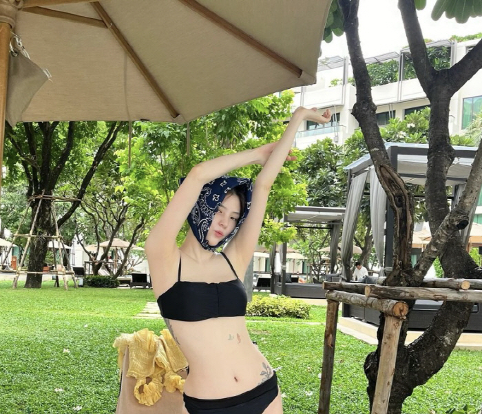  Han So-hee, enjoy the late summer in a bikini..I still have a tattoo that I burned 20 million won