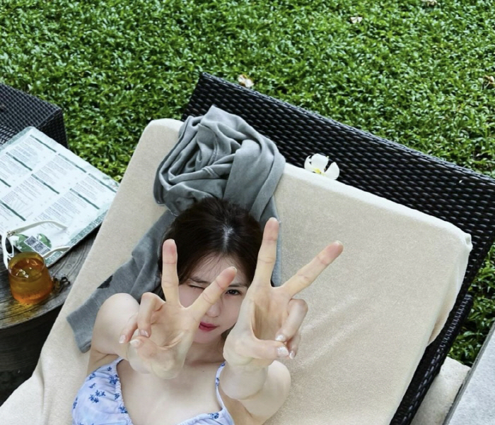  Han So-hee, enjoy the late summer in a bikini..I still have a tattoo that I burned 20 million won