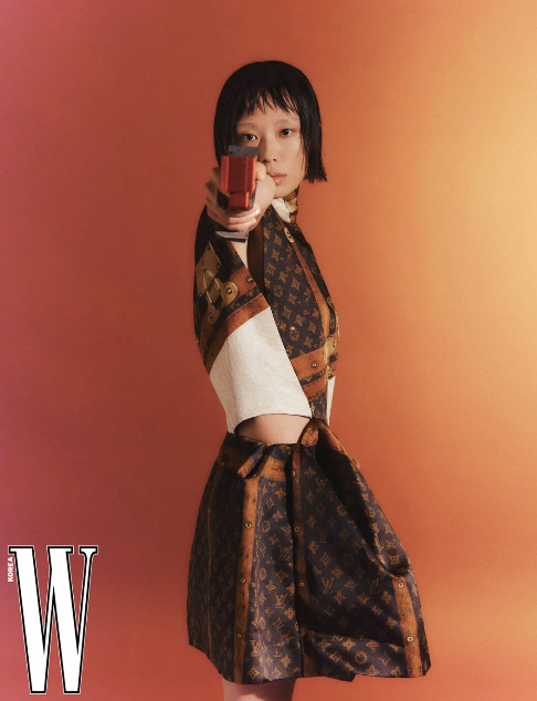 'Shooting 銀' Kim Ye-ji, Louis Vuitton pictorial with a gun'''U.S. advertisement'