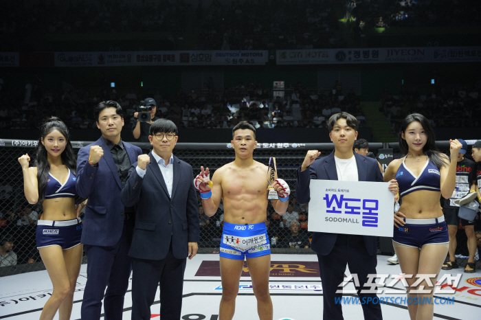 Sodomol Kang Tae-gu, Hwang In-cheol, Son Yong-seok, Director of Headquarters, and Lee Shin-woo, who won the trophy 