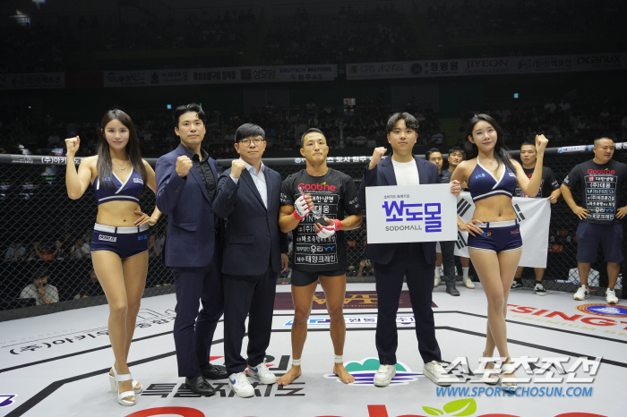 Sodomol Kang Tae-gu, Hwang In-cheol, Son Yong-seok, Director of Headquarters, and Yang Ji-yong, who won the trophy 