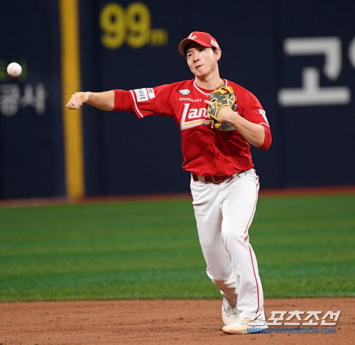 'Thigh pain'SSG's main shortstop, Shin Bum-soo, designated hitter who will rest well until the weekend 