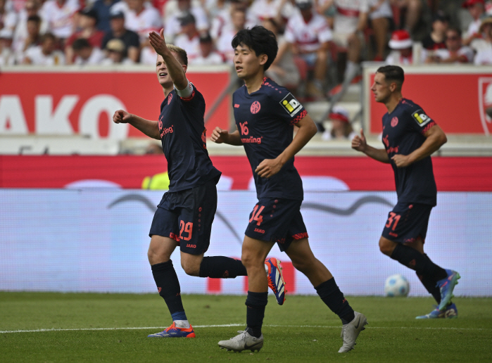 Hong Hyun-seok's high-speed debut, Lee Jae-sung's equalizer starting point 'Very good performance'...Mainz plays Stuttgart 3-3 'Theatrical Draw'