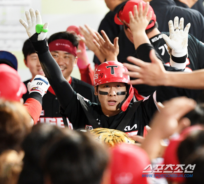 'I'm not jealous of Kim Do-young for today.' Park Chan-ho roared at the leadoff with a strong batting sense...'Three hits, five RBIs, and four runs, including the same store.''