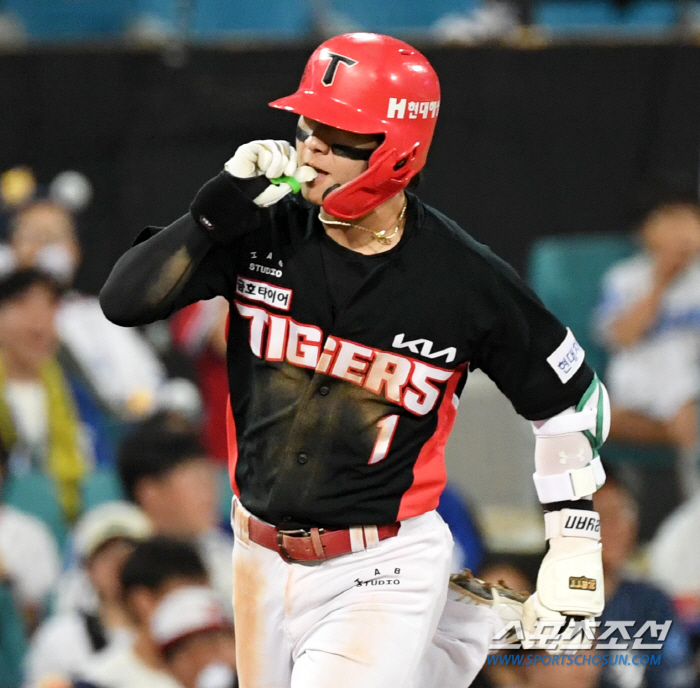 'I'm not jealous of Kim Do-young for today.' Park Chan-ho roared at the leadoff with a strong batting sense...'Three hits, five RBIs, and four runs, including the same store.''