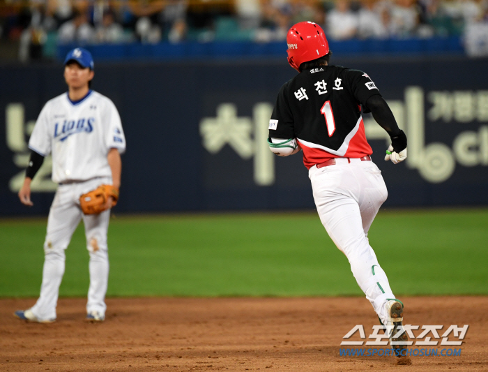 'I'm not jealous of Kim Do-young for today.' Park Chan-ho roared at the leadoff with a strong batting sense...'Three hits, five RBIs, and four runs, including the same store.''