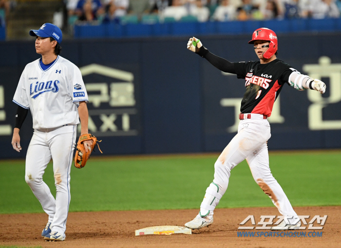 'I'm not jealous of Kim Do-young for today.' Park Chan-ho roared at the leadoff with a strong batting sense...'Three hits, five RBIs, and four runs, including the same store.''