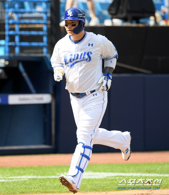 It's only two steps up to 400! Park Byung-ho, KIA's two-run shot with consecutive at-bats against a new foreign player 'BangBang' 