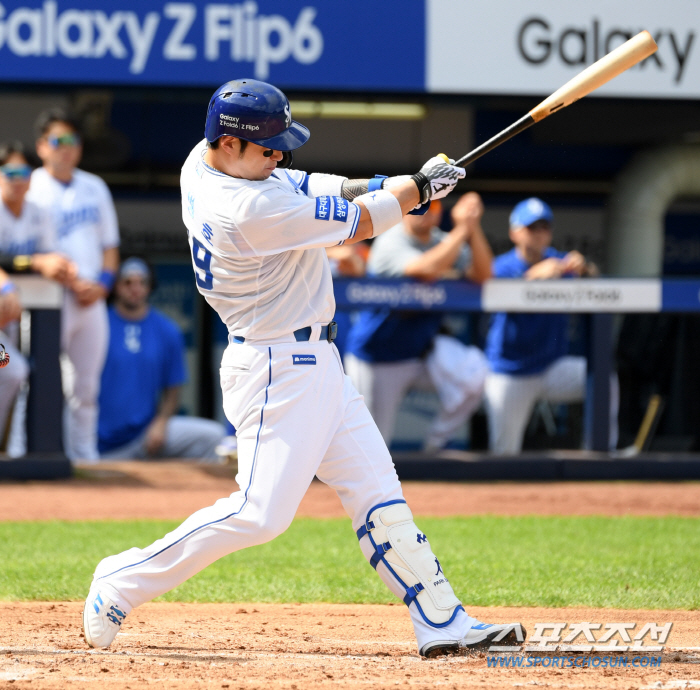 It's only two steps up to 400! Park Byung-ho, KIA's two-run shot with consecutive at-bats against a new foreign player 'BangBang' 