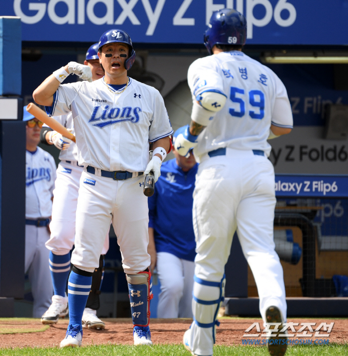 It's only two steps up to 400! Park Byung-ho, KIA's two-run shot with consecutive at-bats against a new foreign player 'BangBang' 