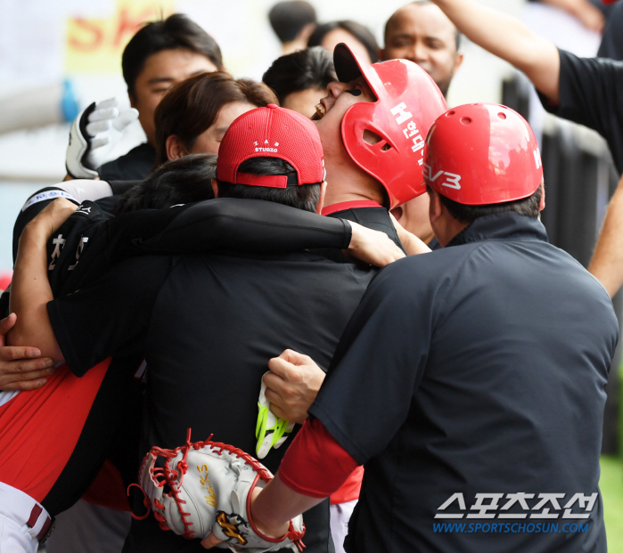 'Kim Do-young's 35th shot → Na Sung-bum's equalizer → Lee Woo-sung's 9th inning final hit' KIA overturned 0-5 and the champion's qualification! 2 wins in a row after catching Samsung. 