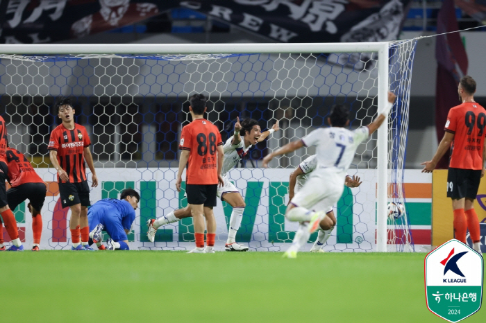 'Choi Kyu-baek Theater Goal' Suwon FCvs Kangwon, 2-2 draw Kangwon'Enters Final ARecapture 1st place'