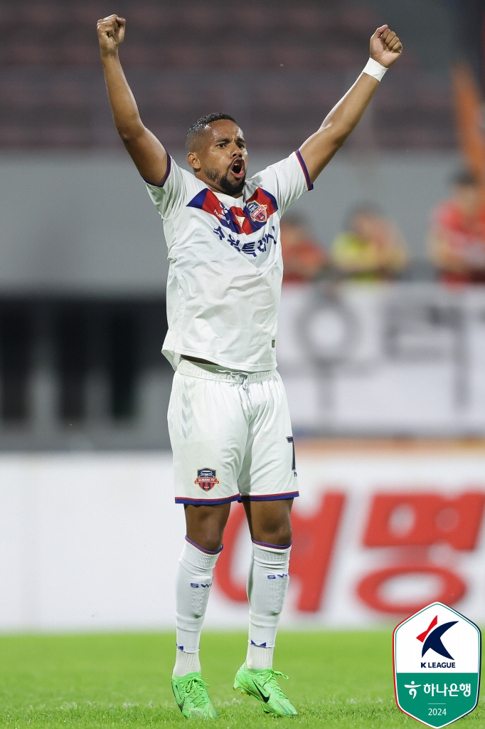 'Choi Kyu-baek Theater Goal' Suwon FCvs Kangwon, 2-2 draw Kangwon'Enters Final ARecapture 1st place'