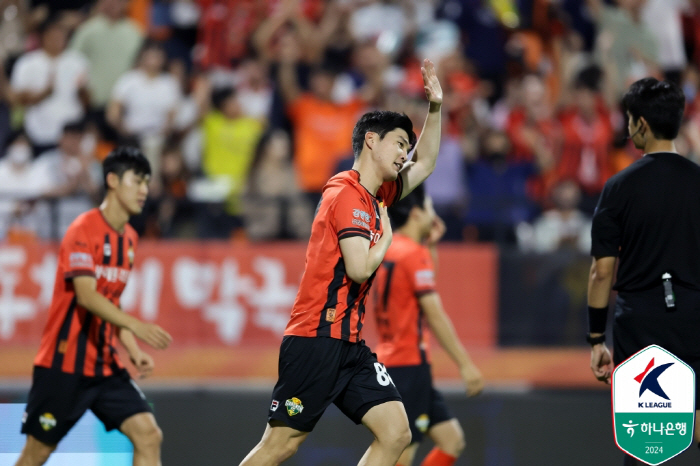 'Choi Kyu-baek Theater Goal' Suwon FCvs Kangwon, 2-2 draw Kangwon'Enters Final ARecapture 1st place'