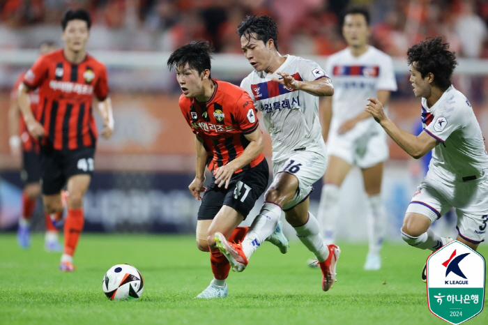 'Choi Kyu-baek Theater Goal' Suwon FCvs Kangwon, 2-2 draw Kangwon'Enters Final ARecapture 1st place'