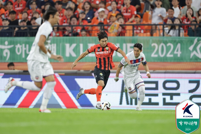 'Choi Kyu-baek Theater Goal' Suwon FCvs Kangwon, 2-2 draw Kangwon'Enters Final ARecapture 1st place'