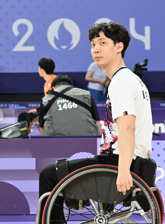  There's also a medal for Korean badminton singles. Yoo Soo-young and Kim Jung-joon (WH2) made it to the semifinals together by winning the group stage